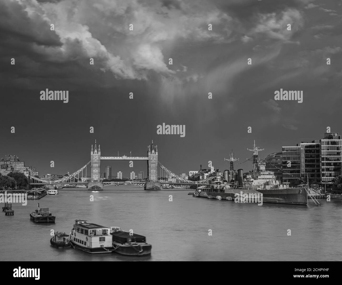 Tempête sur Tower Bridge dans le centre de Londres. Banque D'Images