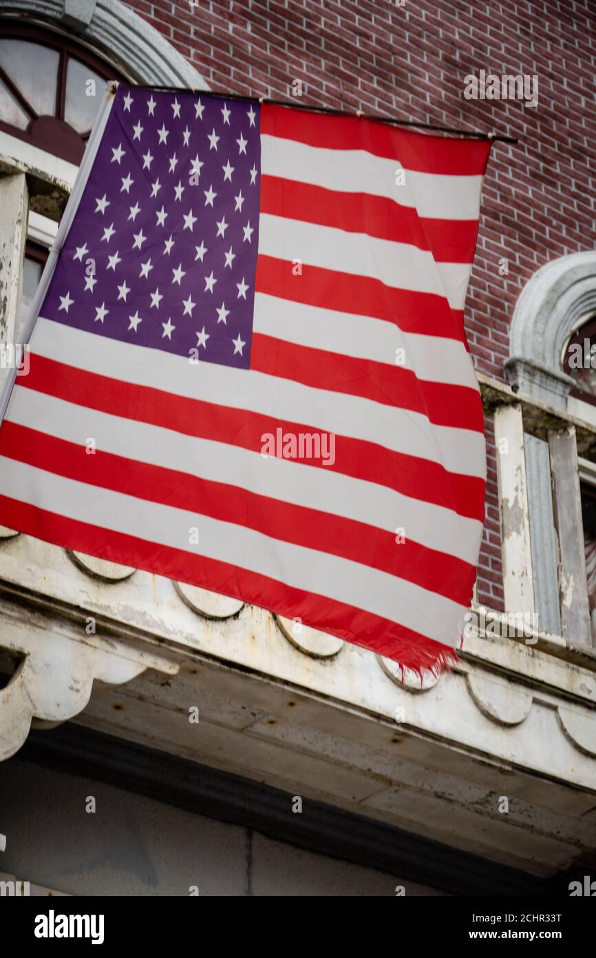 Drapeau américain devant un bâtiment de style colonial Banque D'Images