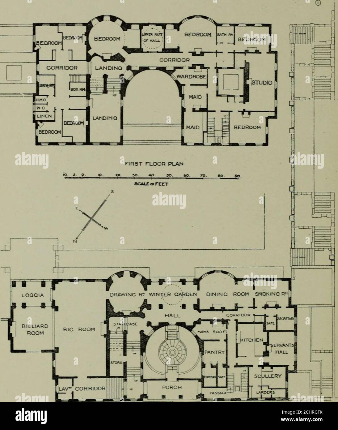 . Maisons et jardins de Lutyens . dans.—le porche: De la route. 158 dials lumineux du vent et lampes électriques, secrètement disposées, ajoutent de la brilli-ance au poisson doré qui habite la piscine. Le traitement d'un foyer d'atterrissage mérite un mot (Fig. 113). Plus d'ahundred et il ya cinquante ans Isaac Ware a suggéré que l'espace vide dans le panneau d'un overmantel pourrait être filledavec un cadran vent-indicateur. Sir Edwin Lutyens l'a beendoing pendant de nombreuses années. Le cadran, rond que le pointeur du vent bascule, est décoré avec une carte du quartier, ainsi. 112.—plans de Nashdom. Nashdom 159 Banque D'Images