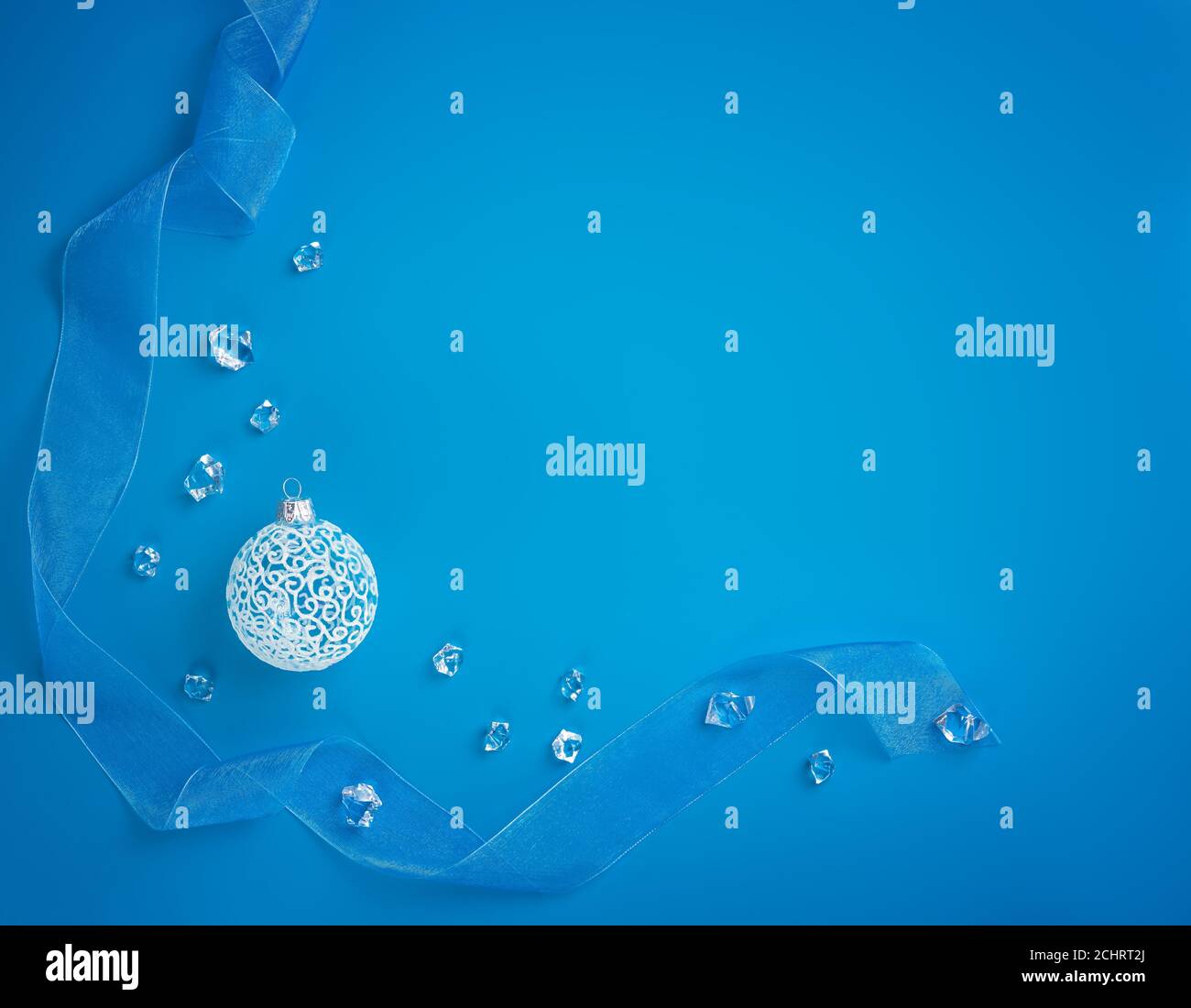 Le nouvel an : boule de Noël blanche sur fond bleu Banque D'Images