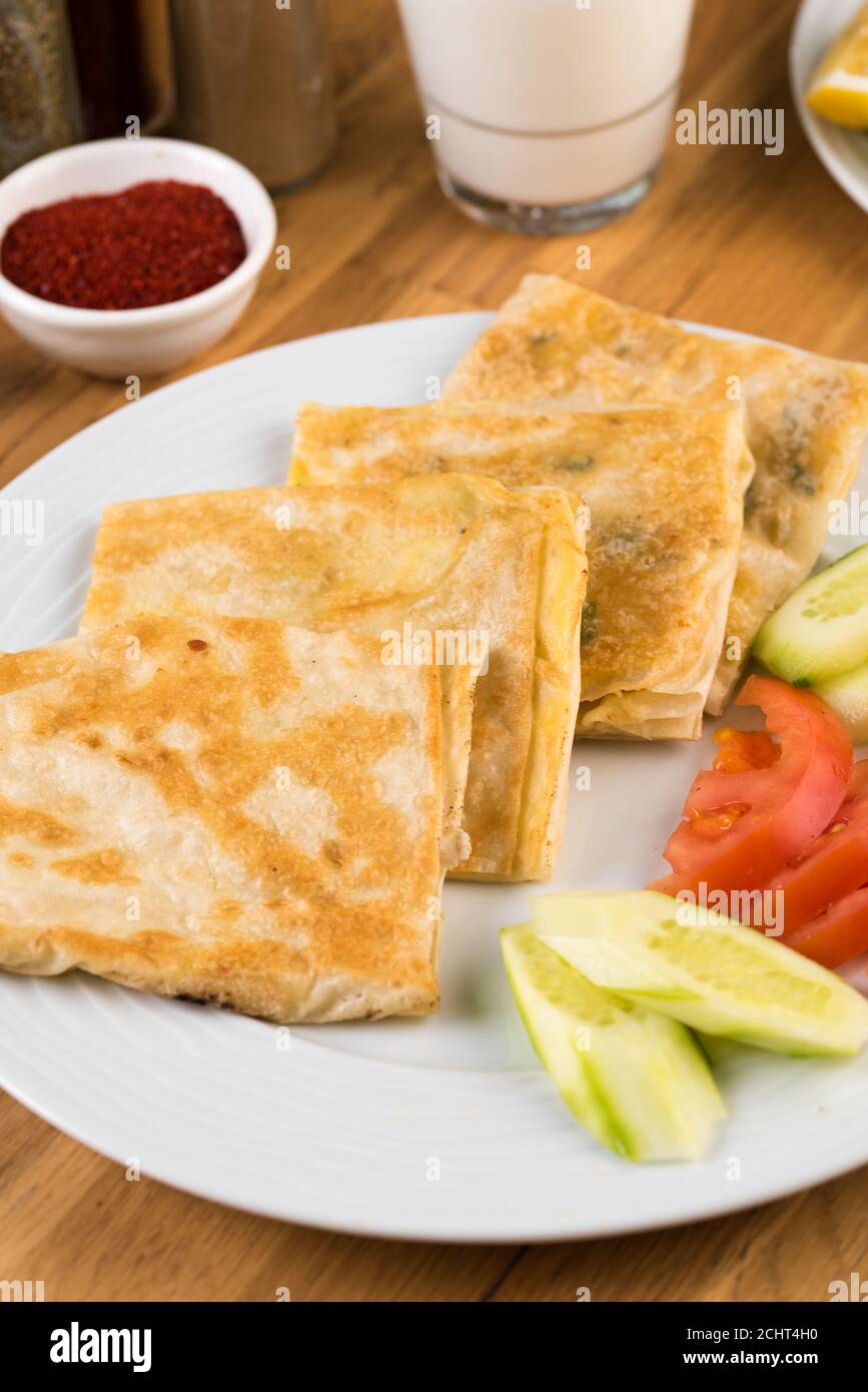 Délicieux repas turc Gozleme - pâtisserie farcie de Gozleme Banque D'Images