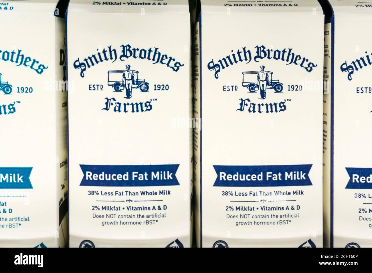 Les paks TETRA de lait gras réduit à vendre dans un état de supermarché américain sur l'emballage qu'il ne contient pas d'hormone de croissance artificielle rBST. Banque D'Images