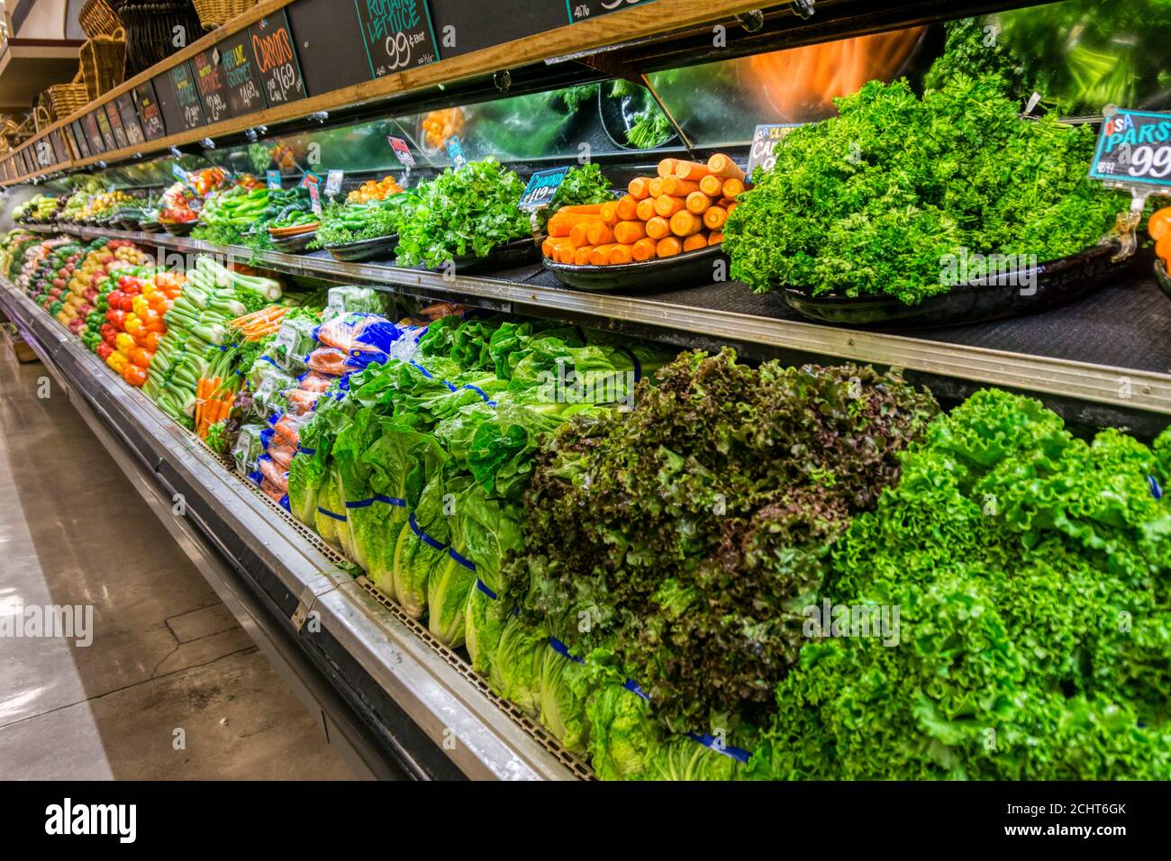 Allée de légumes frais verts d'un supermarché américain. Banque D'Images