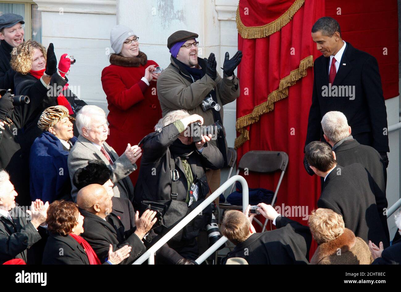 Barack Obama arrive pour sa cérémonie inaugurale en tant que 44e président des États-Unis à Washington, le 20 janvier 2009. REUTERS/Jim Bourg (ÉTATS-UNIS) Banque D'Images
