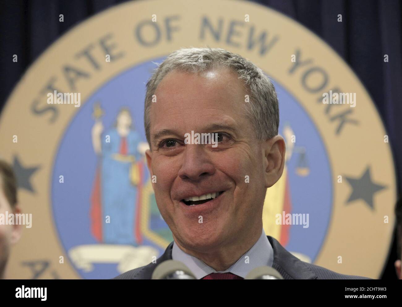 Le procureur général de New York, Eric Schneiderman, parle lors d'une conférence de presse sur les sociétés de sports de fantaisie FanDuel et rapporteur pour avis Kings à New York le 21 mars 2016. REUTERS/Brendan McDermid Banque D'Images