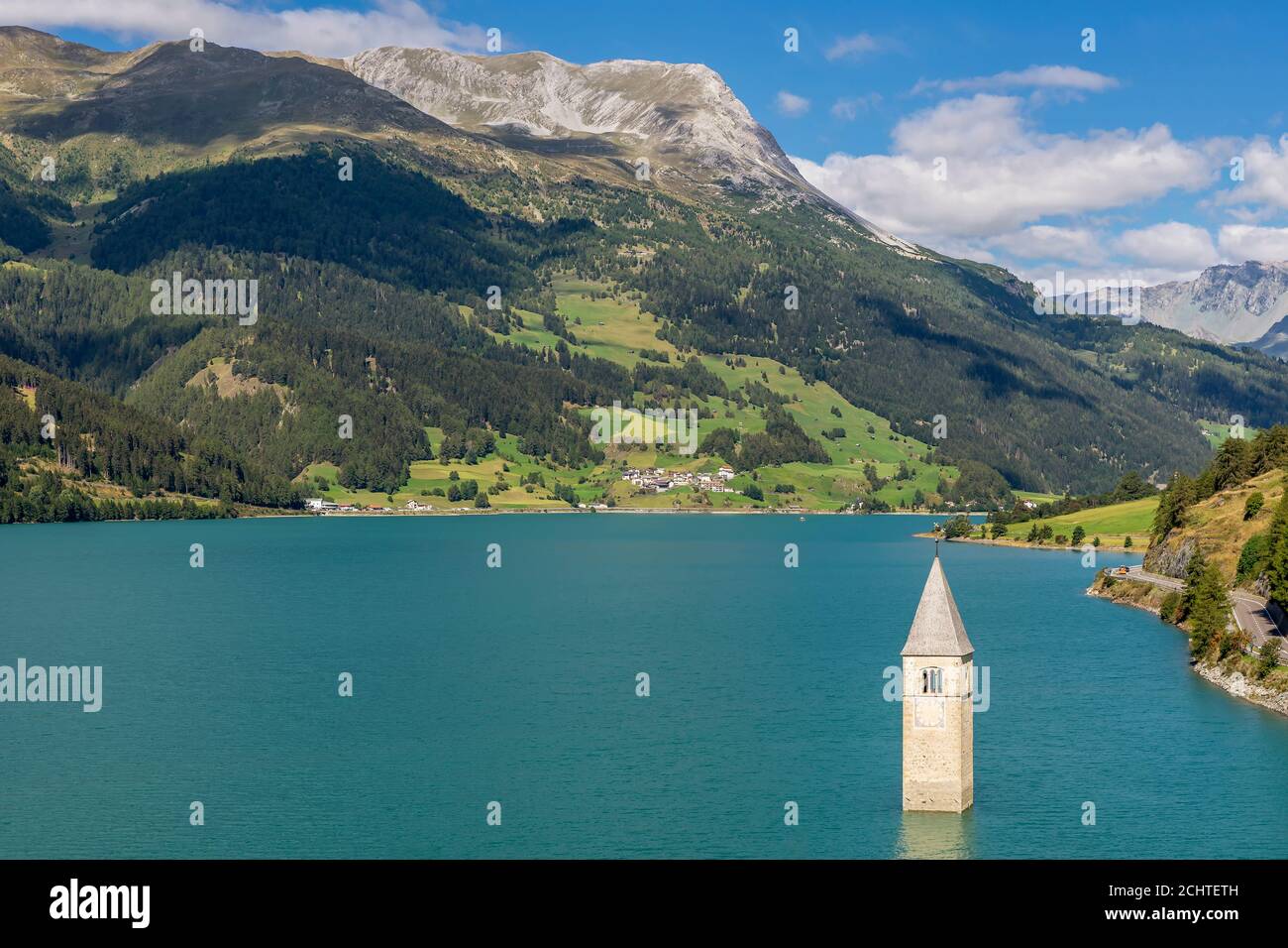 Belle vue aérienne du lac Resia et clocher submergé, Curon (Graun) Venosta, Tyrol du Sud, Italie Banque D'Images