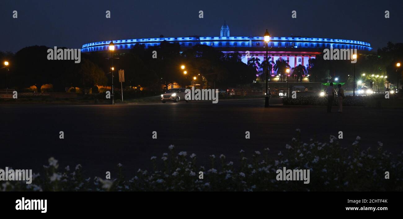 New Delhi, Inde. 14 septembre 2020. Vue sur la Maison du Parlement indien, Sansad Bhavan.éclairage LED pour l'extérieur de la Maison du Parlement indien. Au milieu de la pandémie COVID-19, le Parlement indien reprend. Dans un premier de son genre d'arrangement dans l'histoire du Parlement indien, Rajya Sabha et Lok Sabha auront des séances de tour de sagesse tenant compte des normes de distanciation sociale dues à la pandémie de coronavirus pendant la session de Monsoon entre septembre 14 et octobre 1. Credit: PRASOU/Alamy Live News Banque D'Images