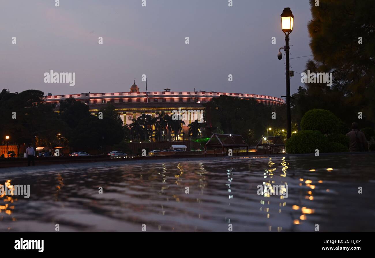 New Delhi, Inde. 14 septembre 2020. Vue sur la Maison du Parlement indien, Sansad Bhavan.éclairage LED pour l'extérieur de la Maison du Parlement indien. Au milieu de la pandémie COVID-19, le Parlement indien reprend. Dans un premier de son genre d'arrangement dans l'histoire du Parlement indien, Rajya Sabha et Lok Sabha auront des séances de tour de sagesse tenant compte des normes de distanciation sociale dues à la pandémie de coronavirus pendant la session de Monsoon entre septembre 14 et octobre 1. Credit: PRASOU/Alamy Live News Banque D'Images