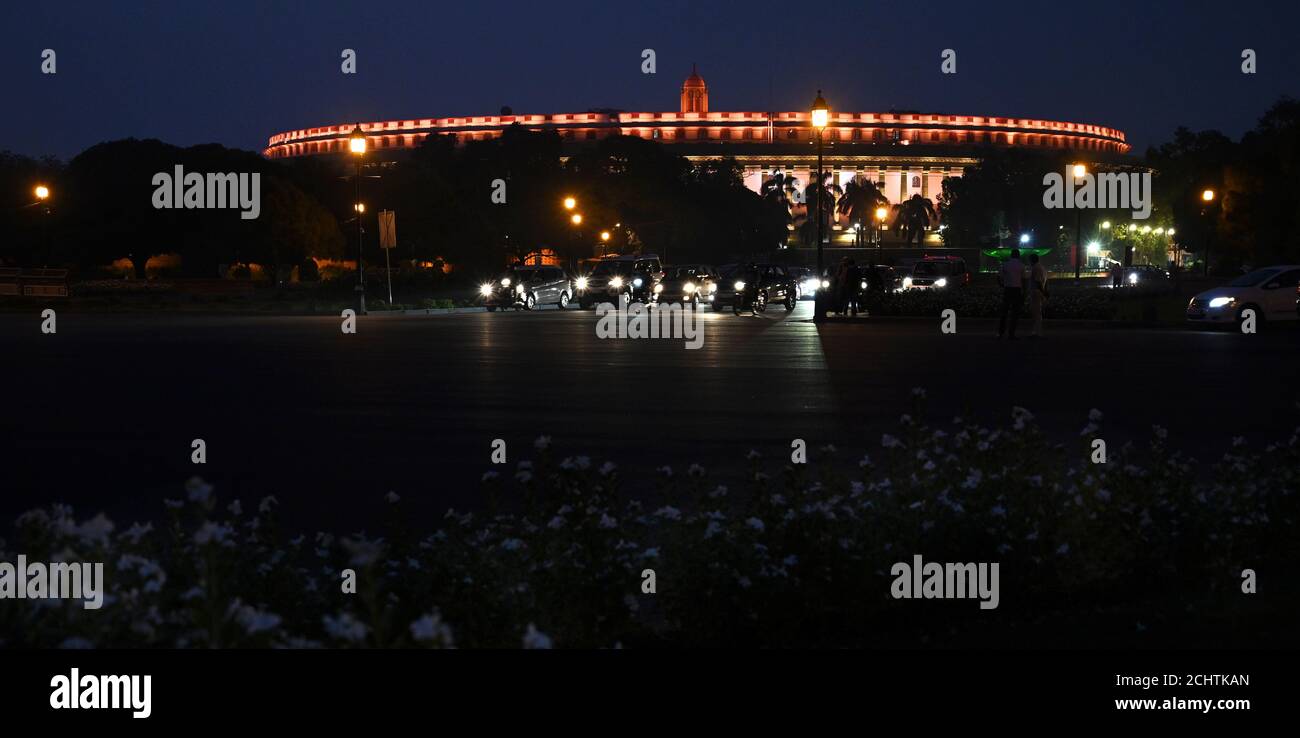 New Delhi, Inde. 14 septembre 2020. Vue sur la Maison du Parlement indien, Sansad Bhavan.éclairage LED pour l'extérieur de la Maison du Parlement indien. Au milieu de la pandémie COVID-19, le Parlement indien reprend. Dans un premier de son genre d'arrangement dans l'histoire du Parlement indien, Rajya Sabha et Lok Sabha auront des séances de tour de sagesse tenant compte des normes de distanciation sociale dues à la pandémie de coronavirus pendant la session de Monsoon entre septembre 14 et octobre 1. Credit: PRASOU/Alamy Live News Banque D'Images