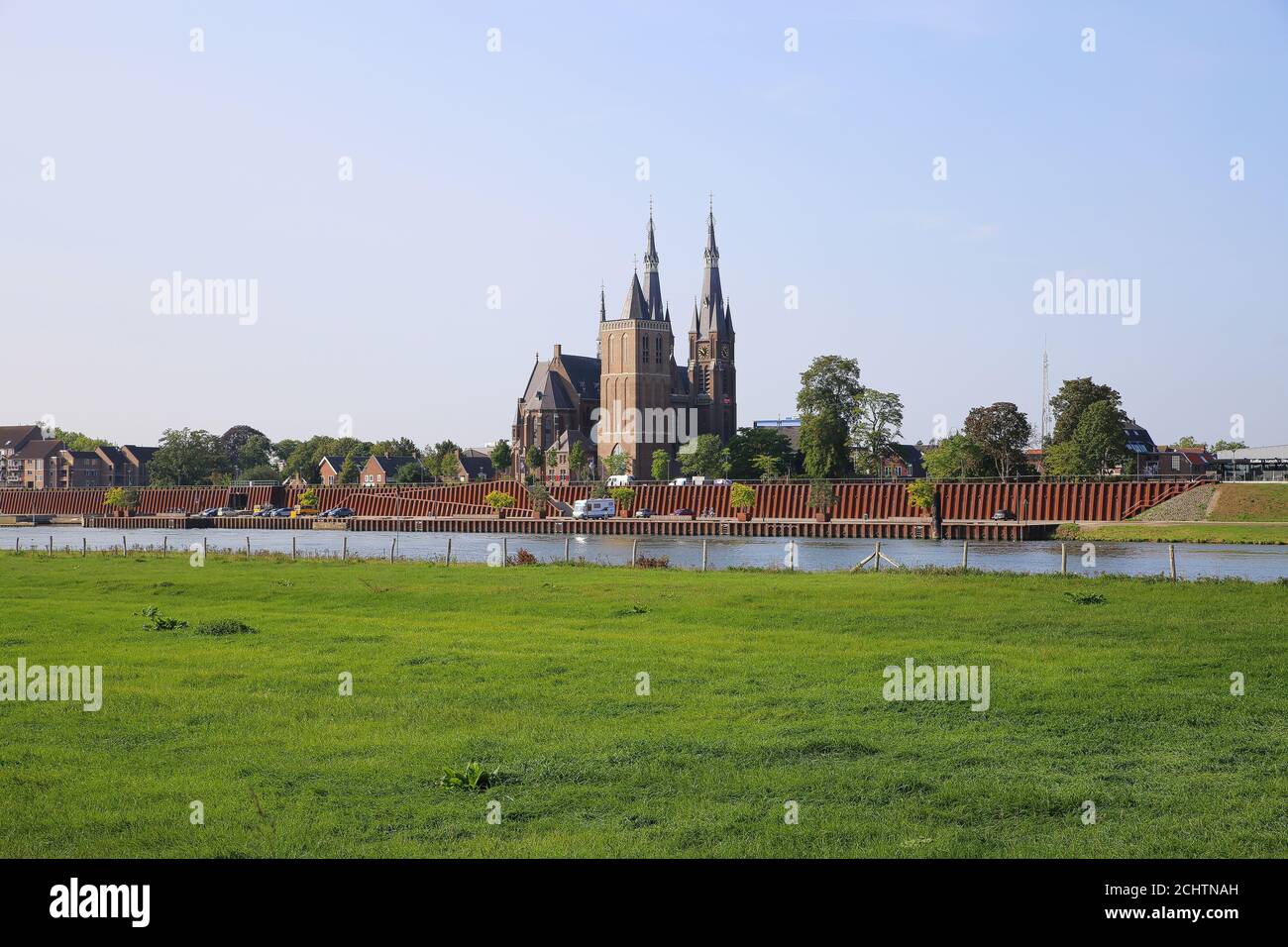 Cuijk, pays-Bas - août 9. 2020: Vue sur le pâturage vert et la rivière maas  sur le paysage urbain du village hollandais avec cathédrale (accent sur  l'église Photo Stock - Alamy