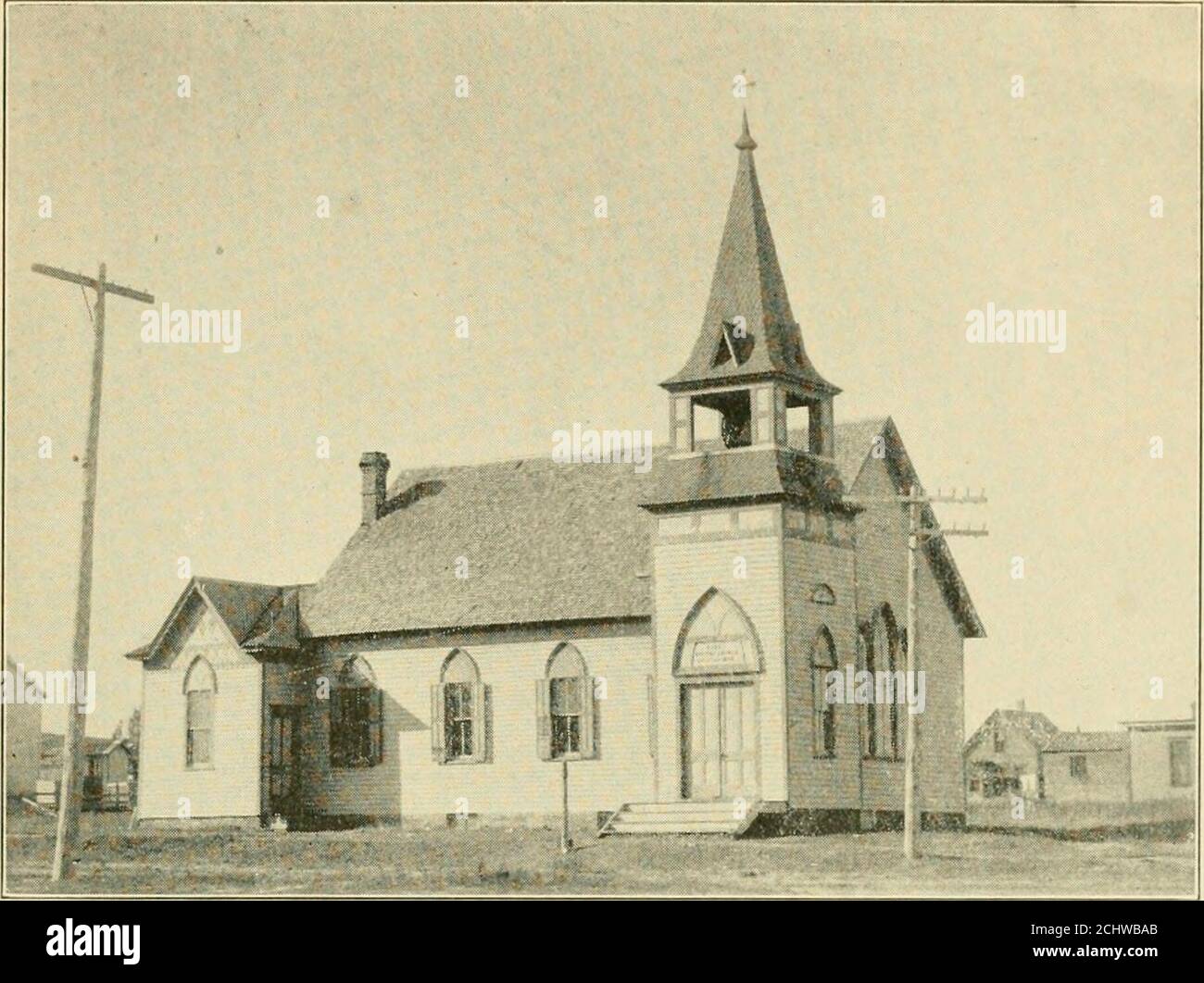 . Histoire pionnière de S.D. Butcher dans le comté de Custer : Et de courts croquis des premiers jours au Nebraska . He frame l)uildings put u]) étaient nombreux.avec l'afflux de 1884 est venu H. M. Sullivan, maintenant juge de district, A. R.Humphry, qui a été par la suite commissaire des terres et des bâtiments publics, et Fred G. Waite, un brillant jeune avocat de Chicago. Ce trésorier du comté de Season, Talbot, et le surintendant du comté, Amsberry, ont déplacé leurs familles vers la ville et ont chacun installé une résidence. Parmi les nouvelles entreprises créées en 1884, les i)rincii)al étaient : Holland & McDonald, Hardware and inqilements; The Broken Bow Times, bv Banque D'Images