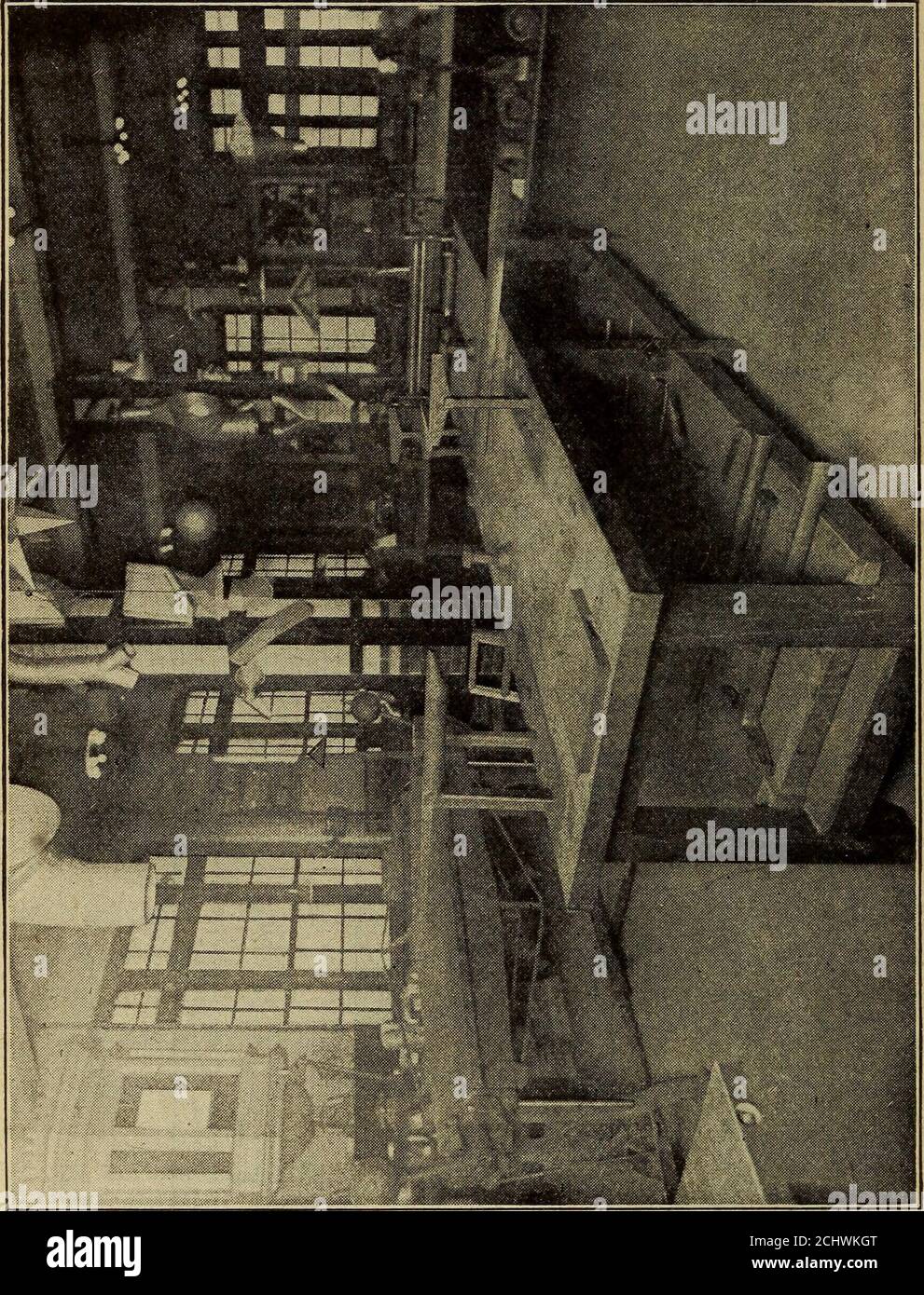 . Manuel de l'ouvrier de la tôle; un manuel d'instructions complet et pratique sur l'industrie de la tôle, les machines et les outils, Et les sujets connexes, y compris le processus de soudage et de découpe oxy-acétylène . s *<* ST3 p p p p o p o QdiOj 1 «3 •** /* | & ^ / N u % Oi & lt;^ J * 188 MAIN-D'ŒUVRE DE TÔLERIE le métal est plié lorsqu'il est formé en forme; Vs-inch est ajouté pour une couture de recouvrement, comme illustré à x. Le tour est entaillé à %-pouce dans le coin supérieur. Cela permet de prévoir un Double pli écrasé TVinch, qui sera tourné sur le bord supérieur de la bande. Le motif de la poignée est coupé de 1%inch de large et égal à Banque D'Images