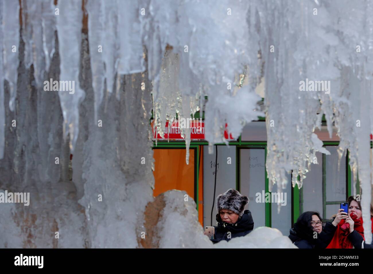 Une femme s'arrête pour photographier la Fontaine commémorative Josephine Shaw Lowell, gelée, à New York, aux États-Unis, le 3 janvier 2018. REUTERS/Lucas Jackson Banque D'Images