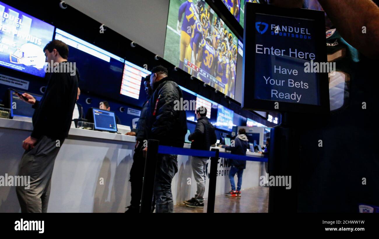 Les gens font leurs Paris au sportsbook de FANDUEL pendant le Super Bowl LIII à East Rutherford, New Jersey, États-Unis, le 3 février 2019. REUTERS/Eduardo Munoz Banque D'Images