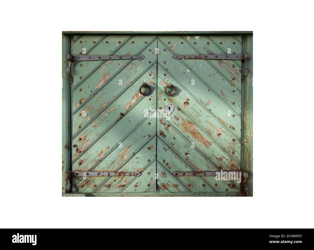 Ancienne porte en bois vert isolée sur fond blanc Banque D'Images