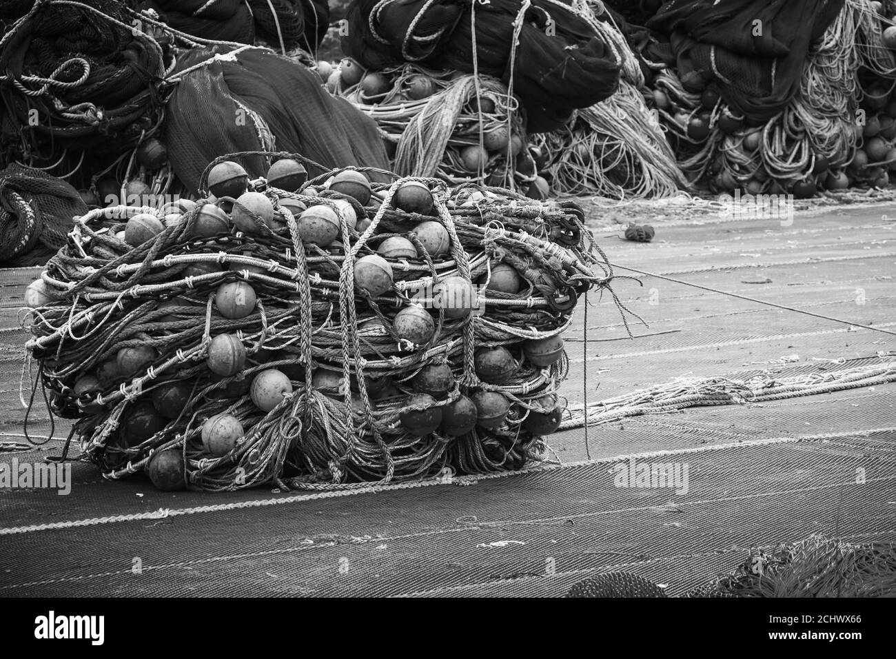 Le séchage du filet de pêche se trouve sur la côte maritime dans le port. Photo en noir et blanc Banque D'Images