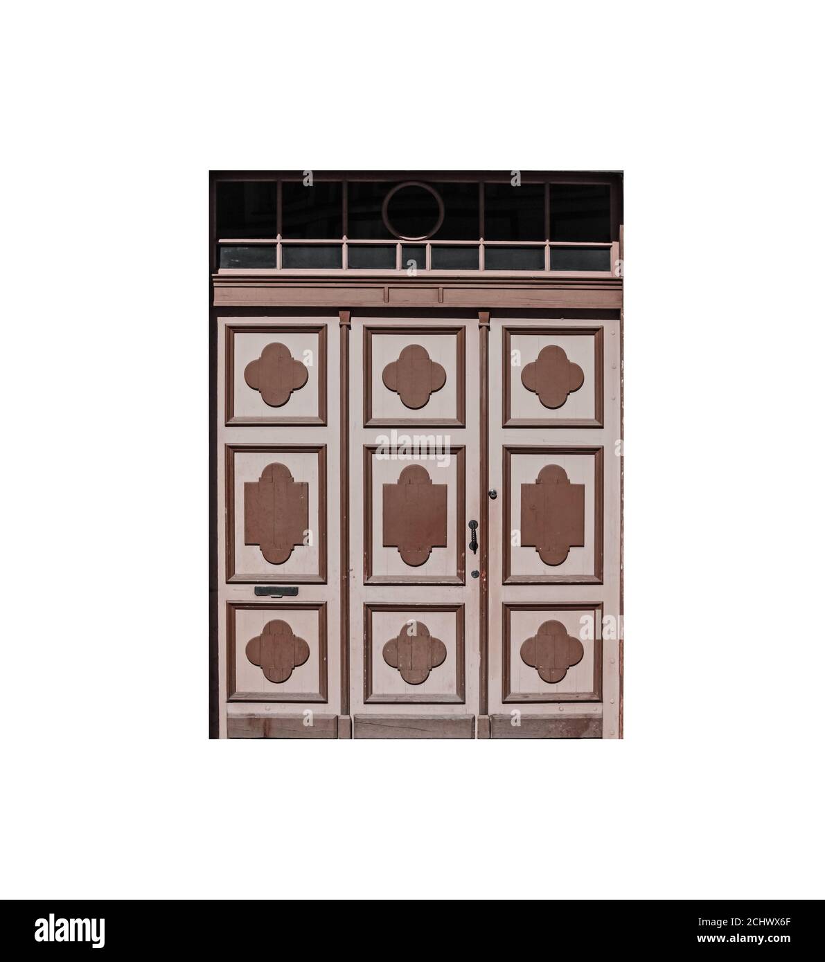 Ancienne porte en bois marron avec décoration isolée sur fond blanc Banque D'Images