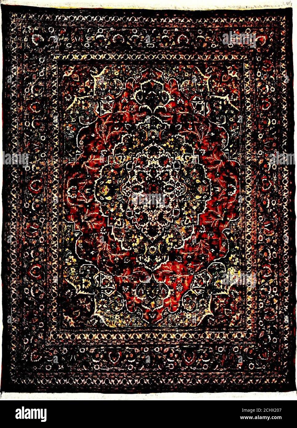 . Le livre pratique de tapis orientaux . d afin de disposer de la vente aux enchères est recouru à. Ils sont mis sous une lumière brillante réfléchie qui les montre hors du meilleur avantage; le soumissionnaire est autorisé à la nochance pour une examen approfondi et presque invariablement il y a plusieurs soumissionnaires présents. Ceci vous pouvez prouver à votre propre satis-faction en assistant à une vente aux enchères plusieurs succession de daysia et vous verrez la même belle offre de Tabriz à chaque fois à un prix ridiculement bas, tandis que ceux que vous voyez en fait placé intoles mains du livreyman fera la moyenne ia priceabout les s. Banque D'Images