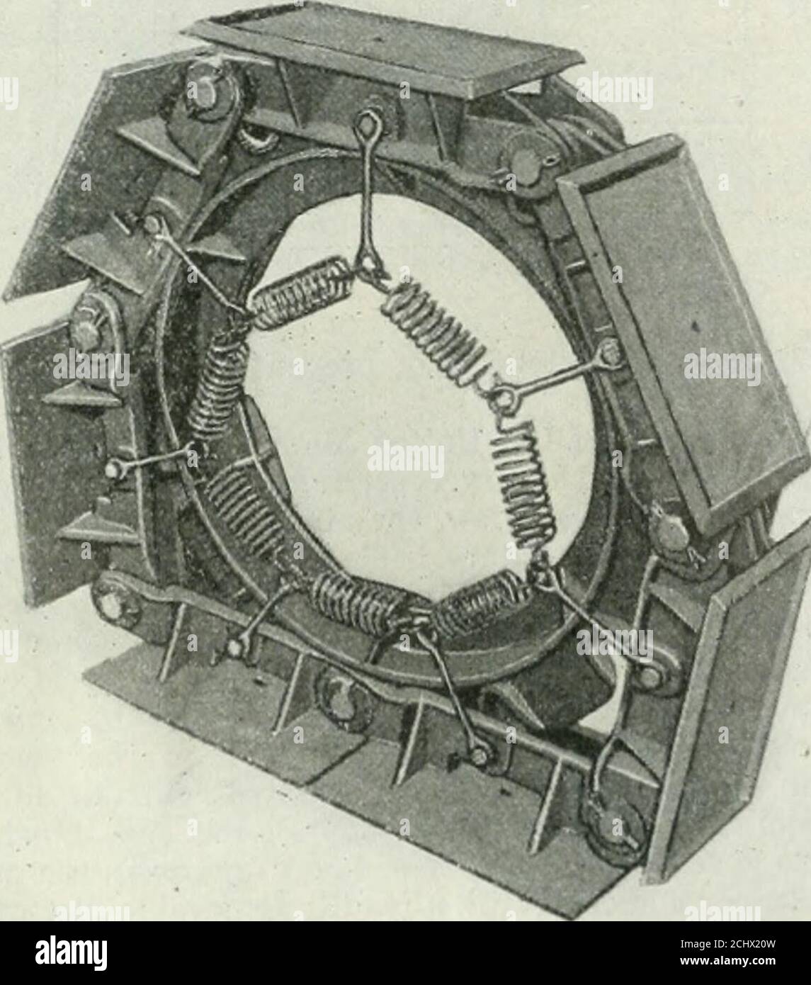 . Industries automobiles . s revendiquée avoir un tracteur sur roues certains des avantages du type de réducteur. Il y a sept patins en acier moulé, integ-rallye moulé avec les maillons de la chaîne. Les maillons sont reliés à l'éther par des axes en acier trempé et laminé à froid, équipés de rolers, qui passent par des trous allongés aux extrémités des laques. Ces trous allongés permettent une actionva-et-vient entre les extrémités des maillons. Sur cette re-ciprocation dépend le mouvement correct des séparatelinks lorsqu'ils passent sur le pignon. Au centre de eachlink se trouve un pin supplémentaire avec ro Banque D'Images