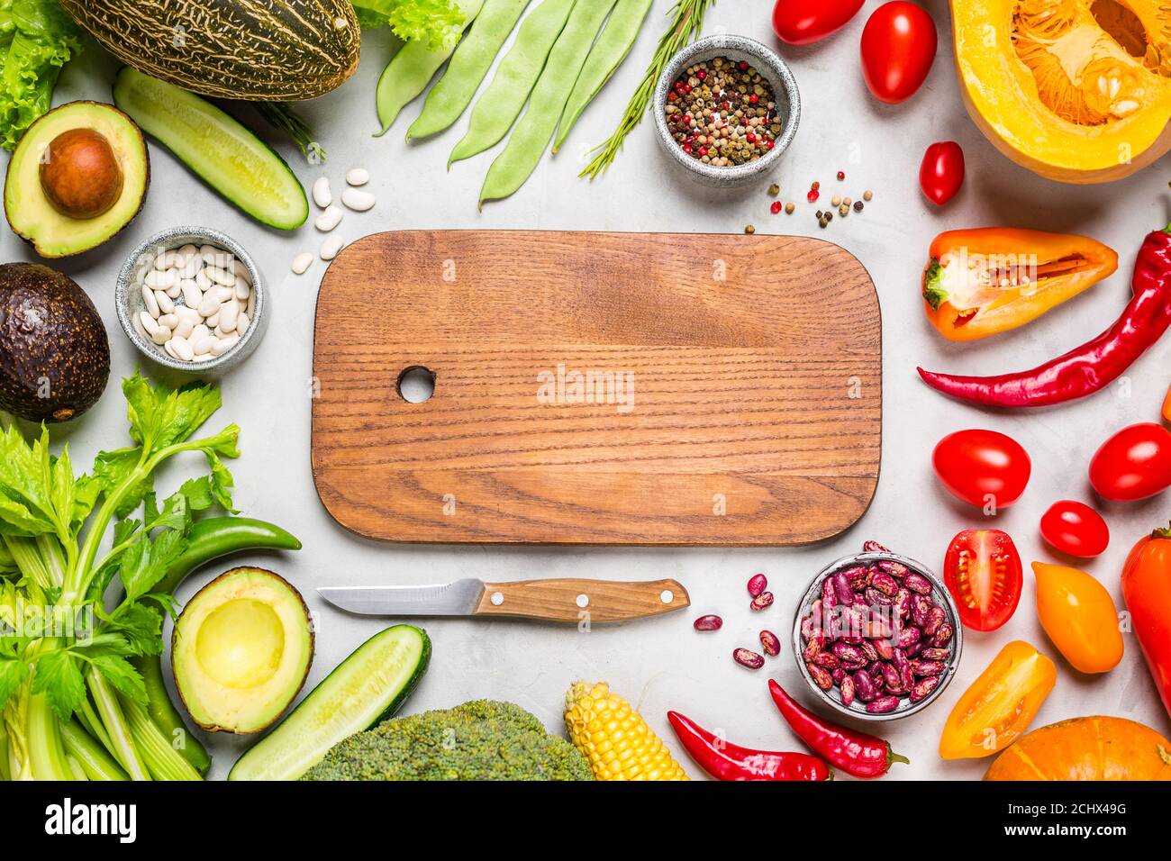 Cadre alimentaire. Légumes frais et planche à découper. Copier le lieu Banque D'Images