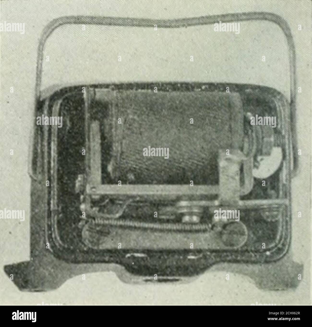 . Industrie automobile . séparation du régulateur de tension avant la fermeture des points de contact du générateur automatiqueles points de coupure ne se ferment jamais, asle régulateur empêche la tension de s'établir suffisamment pour obtenir une magnétisation suffisante du noyau de coupure pour fermer les points de contact. En d'autres termes, le genre-tor ne sera pas mis dans le circuit à n'importe quelle vitesse du moteur si le régulateur de tension fonctionne avant la fermeture de la coupure. Lors de l'installation de la coupure automatique dans un avion, il est d'abord nécessaire de débrancher la connexion actuelle entre la borne d'armature Banque D'Images