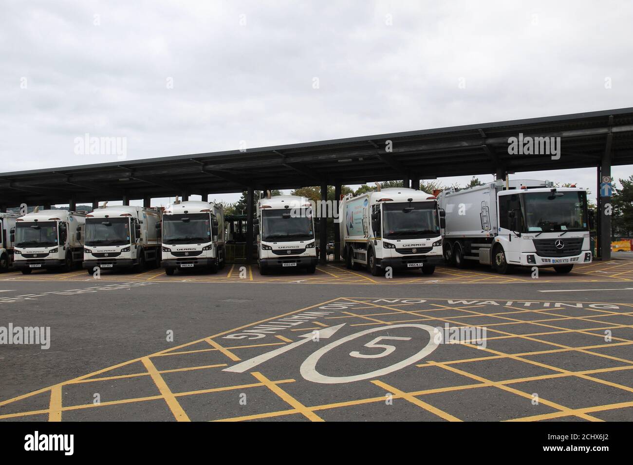 Flotte de camions de collecte de déchets dans un centre de recyclage à Édimbourg, Écosse Banque D'Images