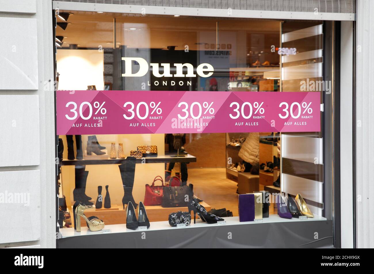 Des réductions de prix sont proposées dans une boutique de la société  britannique Dune London, spécialisée dans les chaussures et accessoires de  mode, à Zurich, en Suisse, le 10 décembre 2018. REUTERS/Arnd