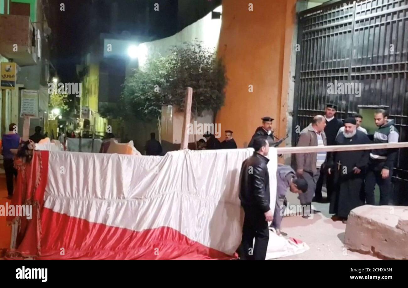 La police armée se tient comme un prêtre quitte une église copte dans ce screengrab pris de vidéo dans l'est du Caire, Egypte le 5 janvier 2019. Reuters TV via REUTERS Banque D'Images
