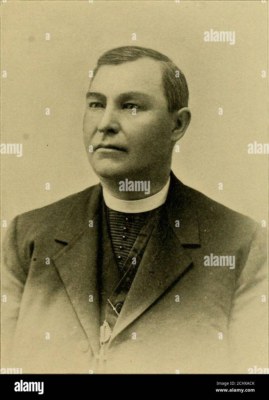 . Notice biographique commémorative des comtés de Brown, Kewaunee et Door, Wisconsin . , est né le 26 juin 1826, dans l'illage de Vollhousen, Prusse, Ger-Many. Il est un fils de Christoph andAugusta Goldsmith, également des indigènes de Ger-Many, dont le premier était un gar-dener, une vocation qu'il a suivi avec succès dans son pays natal pendant de nombreuses années. Hehad une famille de quatre enfants: Augusta.Christian, Charles et Christoph. Notre sujet est resté à la maison jusqu'à l'âge de quinze ans, quand hecommacé pour apprendre le métier de forgeron, à laquelle il a servi un apprentissage de deux ans, suivi par la suite Banque D'Images