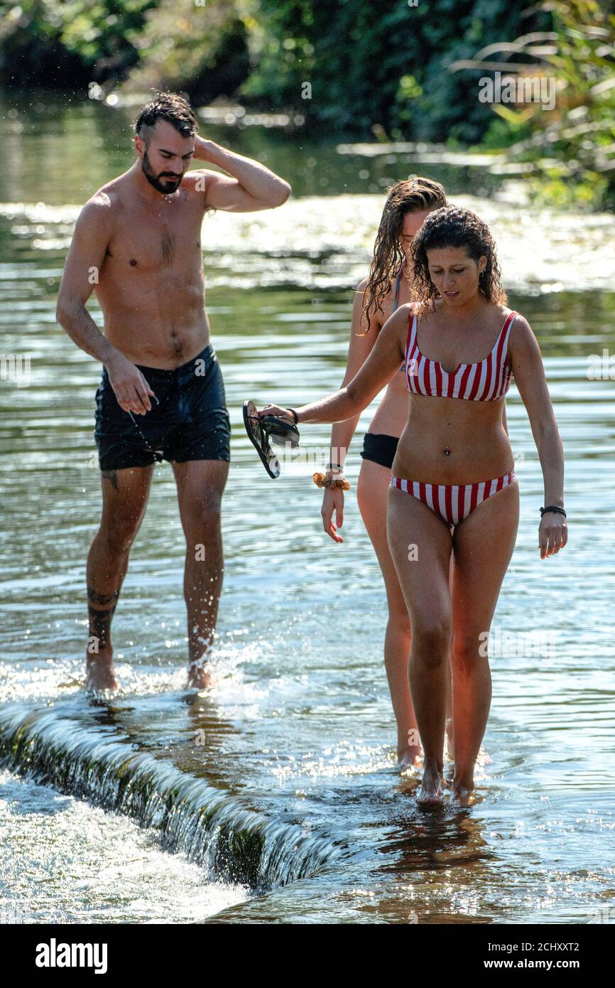 Les gens apprécient l'eau à Warleigh Weir sur la rivière Avon dans Somerset le jour où la « règle des six » restrictions du coronavirus entrent en vigueur. Banque D'Images