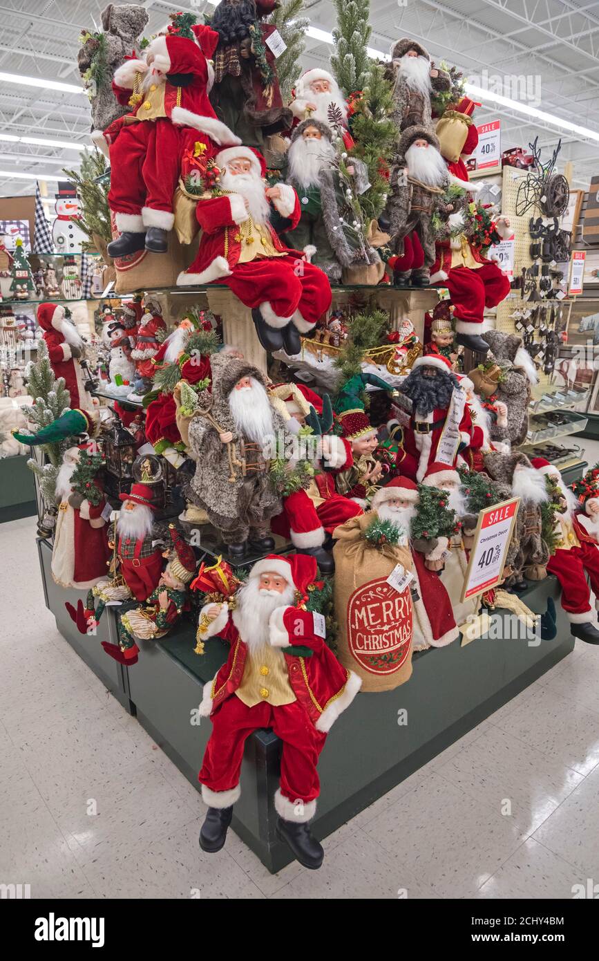 Shopping de Noël et décorations dans un magasin à la maison. Banque D'Images