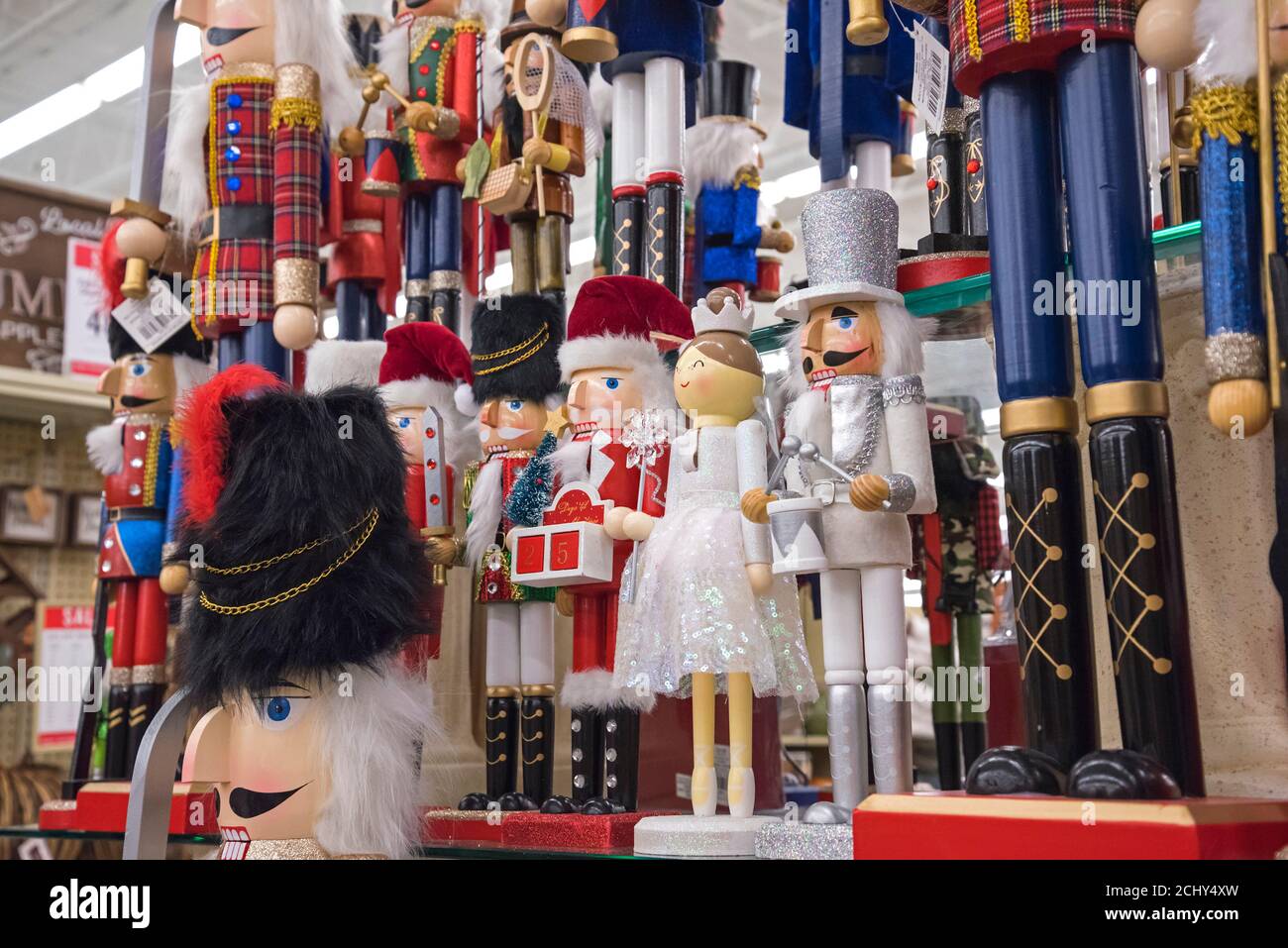 Shopping de Noël et décorations dans un magasin à la maison. Banque D'Images