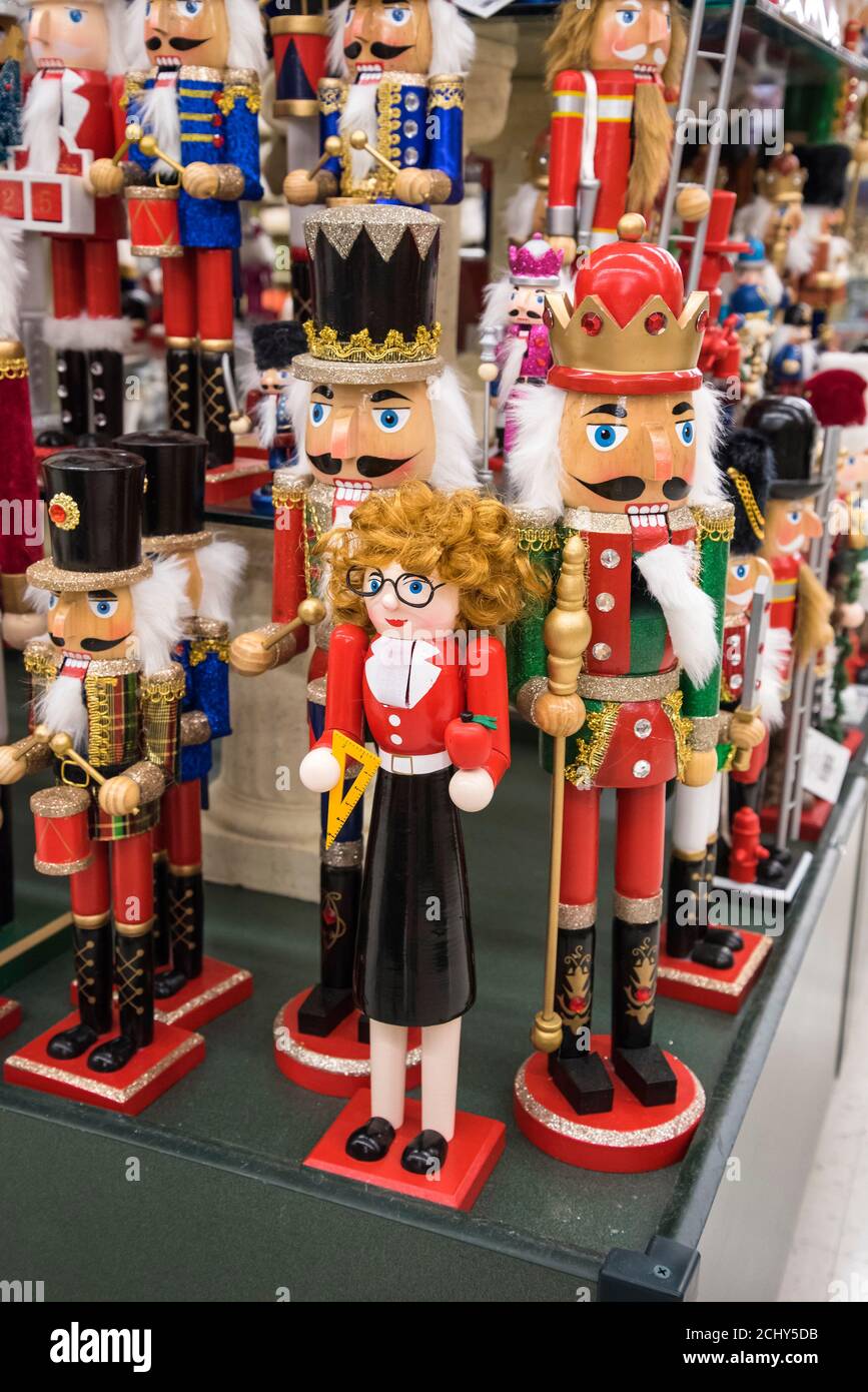 Shopping de Noël et décorations dans un magasin à la maison. Banque D'Images