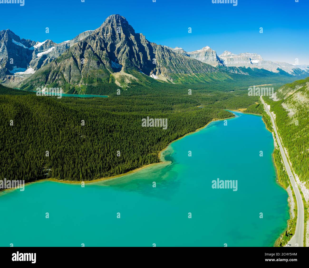 Vue panoramique aérienne de la sauvagine pittoresques lacs de la promenade des Glaciers dans le parc national Banff, Alberta, Canada Banque D'Images