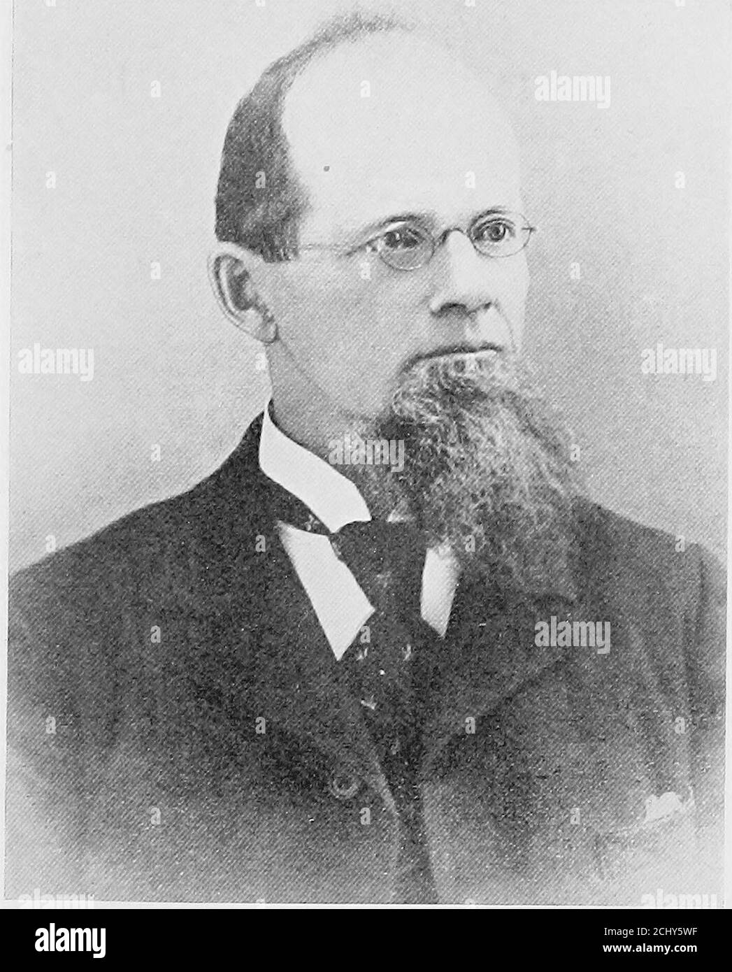 . Histoire de Northfield, New Hampshire 1780-1905. En deux parties avec de nombreux croquis biographiques et portraits aussi des photos de bâtiments publics et de résidences privées . 28 décembre 1901. Il était membre de Harmony Lodge, I. O. O. F., de Tilton et de Granite Hill RebekahLodge du même endroit. Ils ont eu plusieurs enfants, tous d. en petite enfance. Deuxième génération. Chabi.es Heebeet Evans, fils adoptif, était né à N. le 11 août 1857; M., nov 5, 1889, Ida Dinsmore Sanborn. Ils ont un fils, John Sam-uel, b. 4 juillet 1891. M. Heath a été pendant de nombreuses années à l'emploi de Boston & Maine Railroad et est maintenant un Banque D'Images