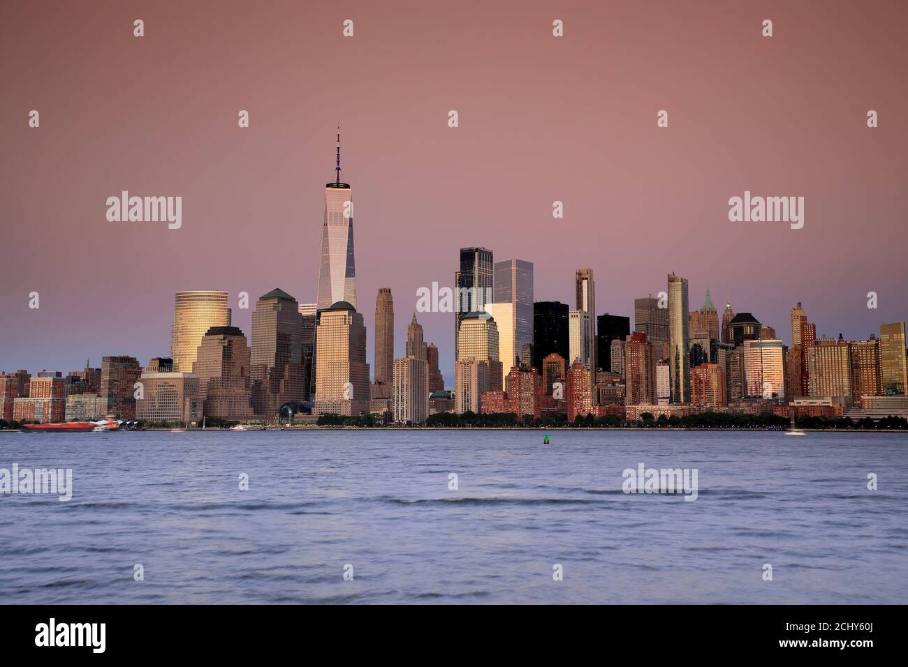 Vue sur le quartier financier de Lower Manhattan à New York Skyline et One World Trade Center avec Hudson River in Premier plan de New Jersey.USA Banque D'Images