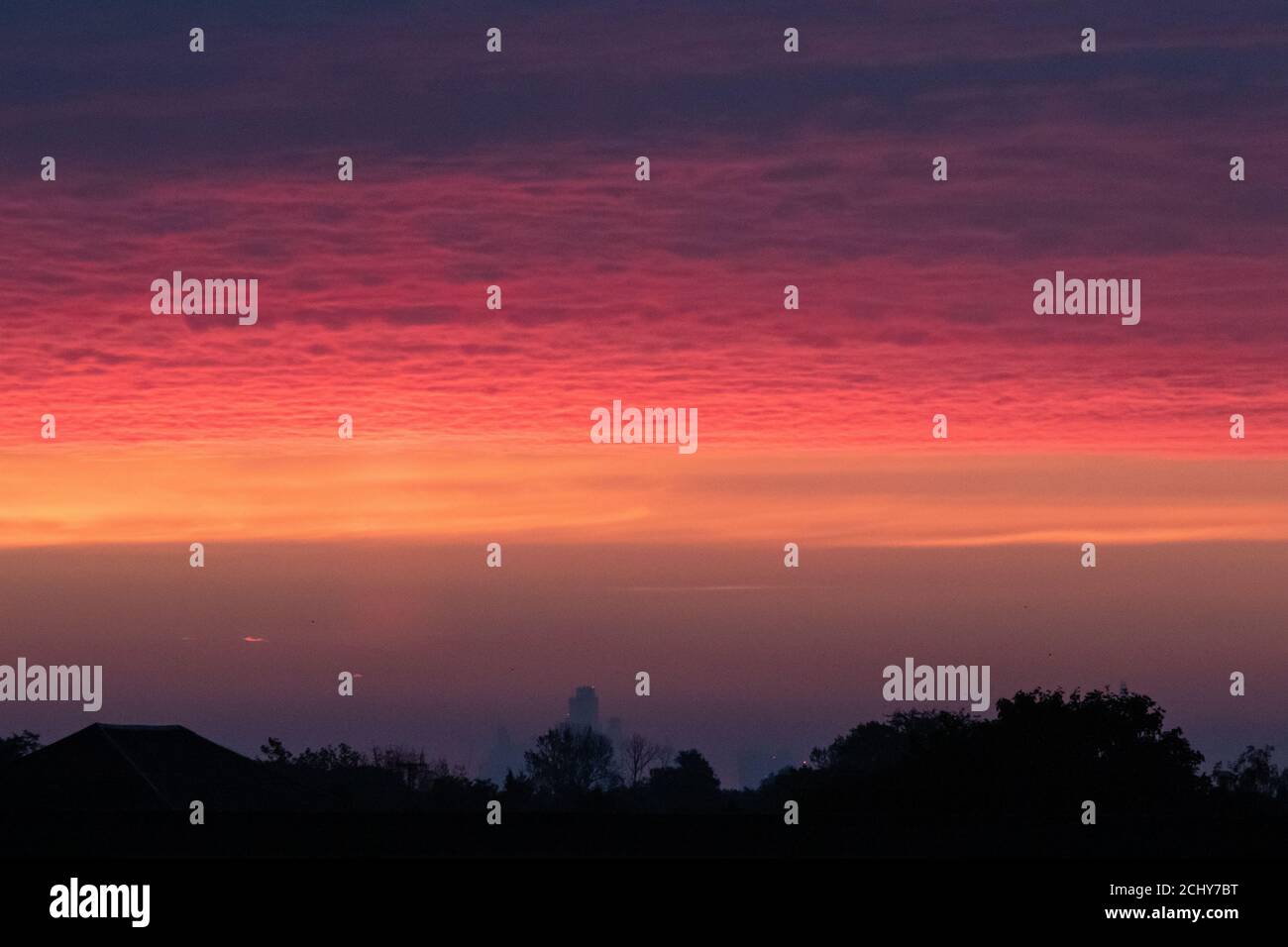 Un lever de soleil coloré sur les toits de Londres ouest Banque D'Images