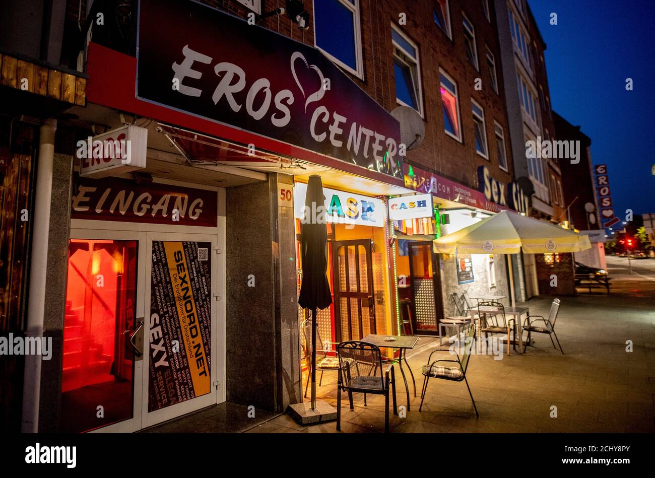 Kiel, Allemagne. 14 septembre 2020. L'entrée d'un Eros-Centre à Kiel est éclairée par des lampes au néon. La prostitution dans les pays du nord est à nouveau autorisée. Credit: Axel Heimken/dpa/Alay Live News Banque D'Images