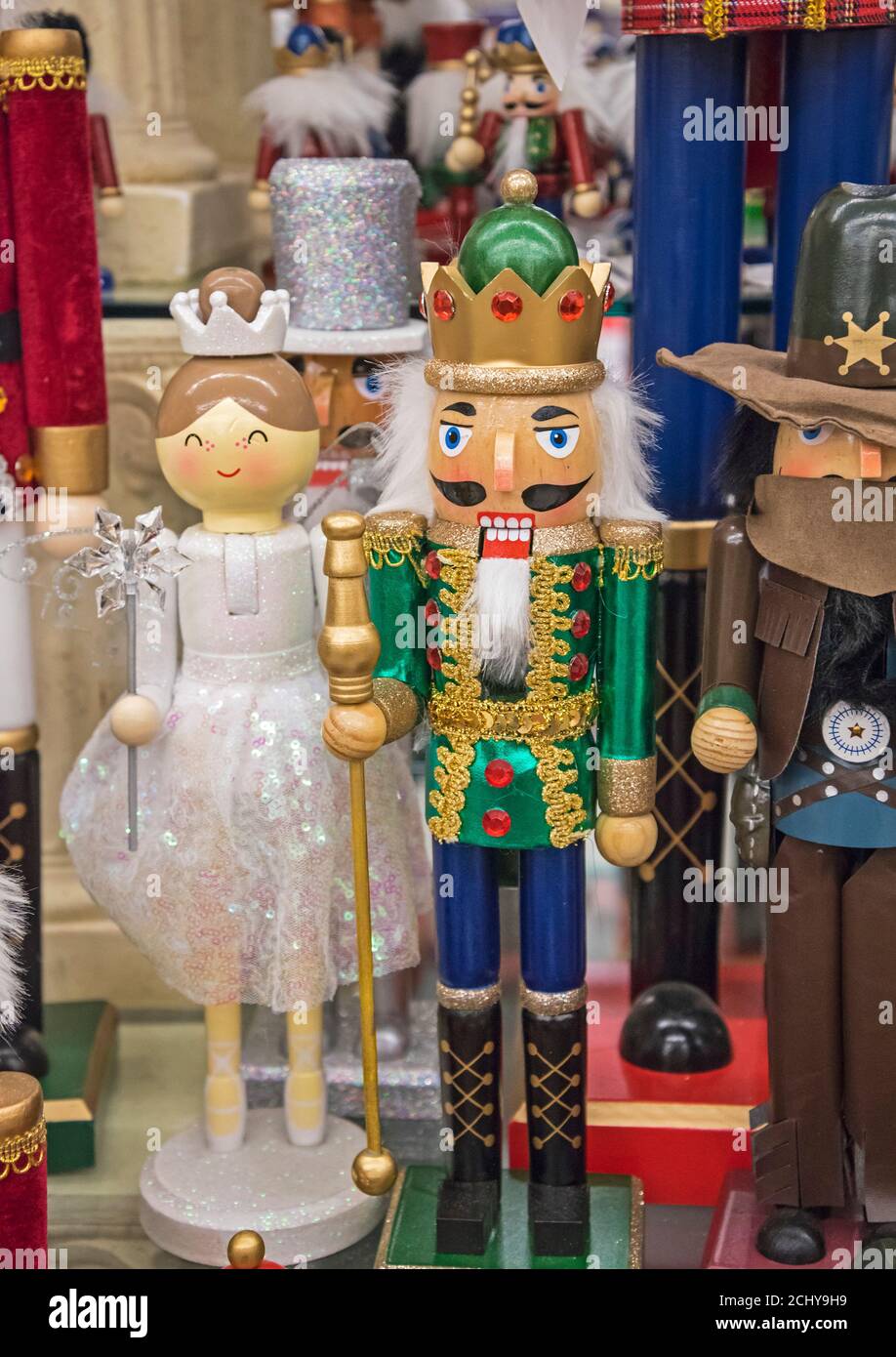 Shopping de Noël et décorations dans un magasin à la maison. Banque D'Images