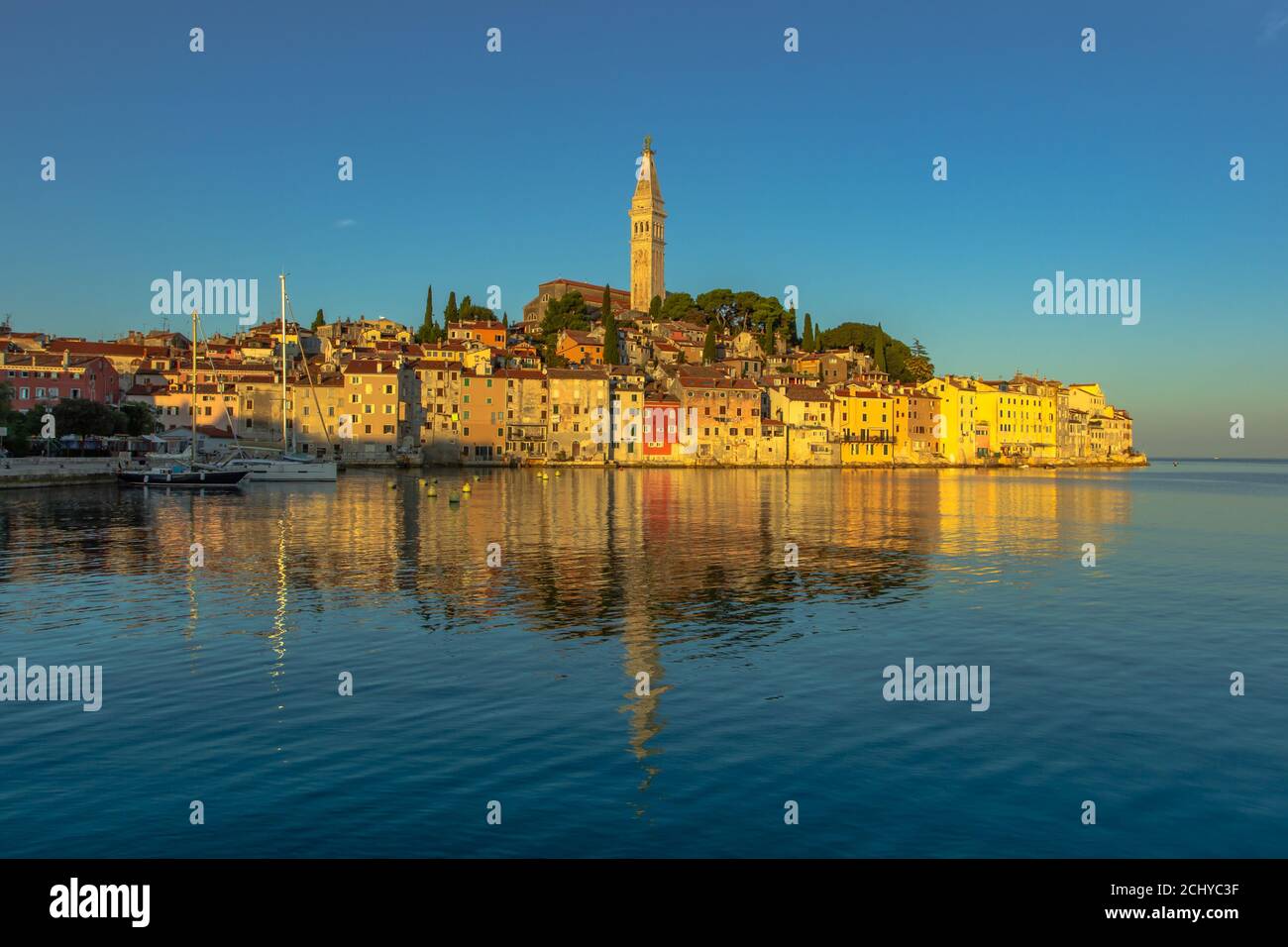 Rovinj,Istria,Croatie.vue sur la ville située sur la côte Adriatique Sea.Popular station touristique et port de pêche.Vieille ville au lever du soleil avec le plus pavé Banque D'Images