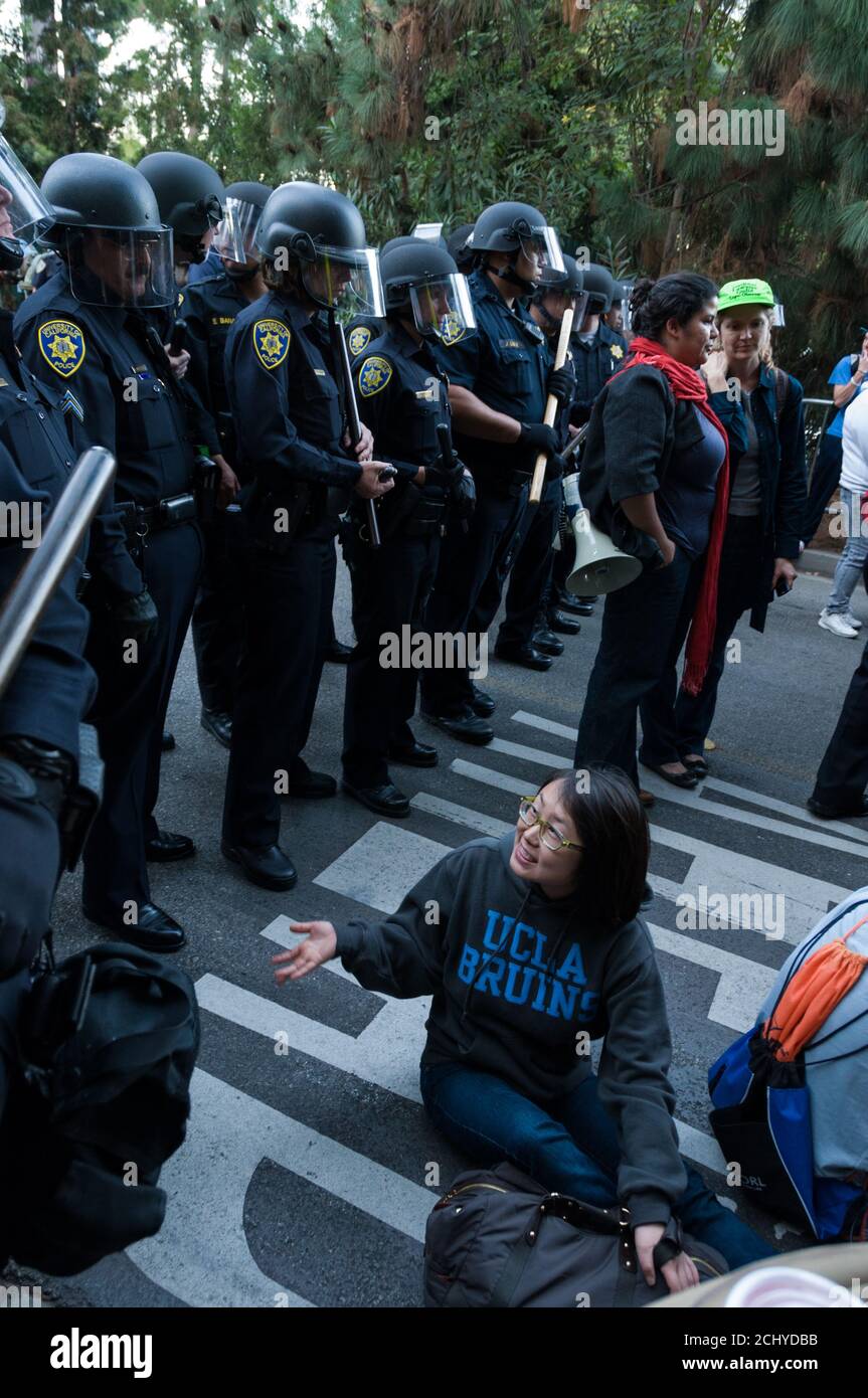 Los Angeles, Californie, États-Unis. 20 novembre 2009. Des étudiants et des policiers affrontent lors d'une manifestation contre une augmentation de 32 pour cent des frais de scolarité à l'Université de Californie à Los Angeles. Banque D'Images