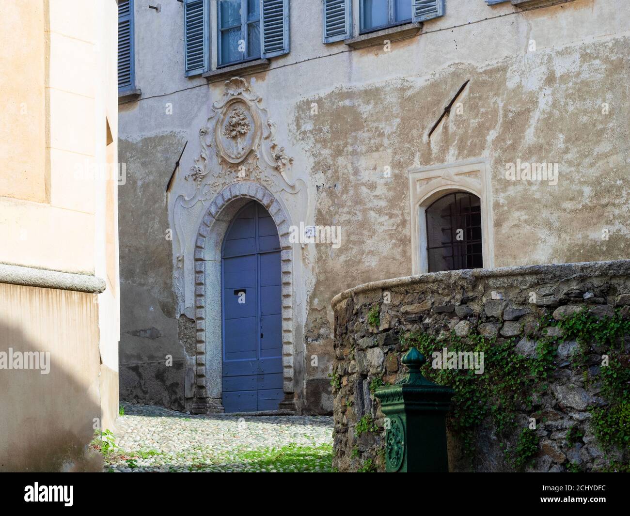 les ruelles étroites des anciens villages offrent des vues surprenantes Banque D'Images