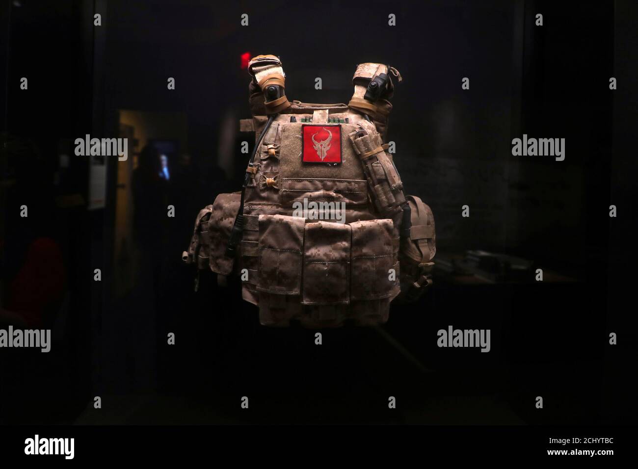 Une veste en flanelle est photographiée au 9/11 Museum dans une exposition intitulée « Revealed - The Hunt for Bin Laden » dans le quartier de Manhattan à New York, New York, États-Unis, le 7 novembre 2019. REUTERS/Carlo Allegri Banque D'Images