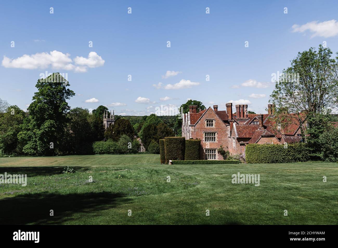 Vue sur l'arrière de la maison de Chawton et de l'église Saint-Nicolas Dans Hampshire Angleterre Banque D'Images