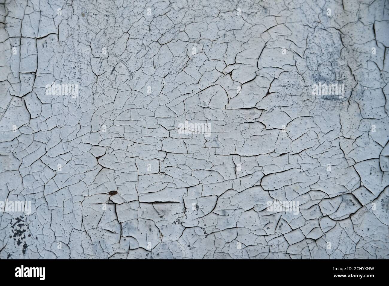 Peinture grise craquelée écaillée sur le mur du monastère, texture d'arrière-plan. Surface avec ancienne peinture grise peeling . Banque D'Images