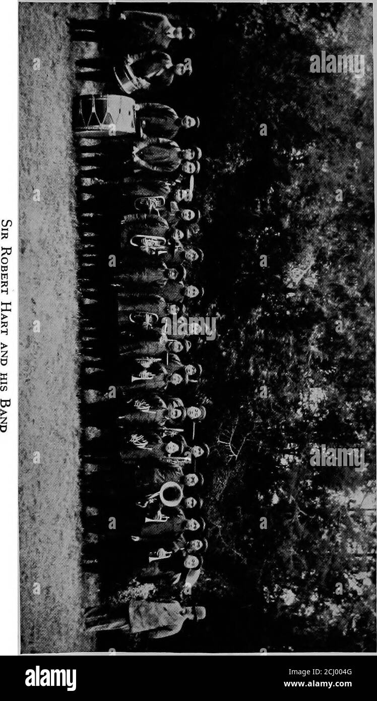 . La vieille Chine et la jeune Amérique . à 24 OLDCHINA jouer le Banner étoilé.every one était sur ses pieds, tête découverte, et le drapeau beganto se lever. En haut, il s'est régulièrement levé, et lorsque la dernière note soundedit était au sommet de ce poteau. Des acclamations palpitantes l'ont salué dans ses 3-umphant oring. Chez nous, nous adorons notre drapeau, mais dans les terres étrangères, nous adorons à son sanctuaire. Dans ces jours sombres de rancmentafter le siège, l'étranger a fait preuve de peu de respect ou de considération envers les Chinois ou leurs efiects. OneDay, deux soldats russes enterrent la maison d'un Chinaman wefl-to-do,searchin Banque D'Images