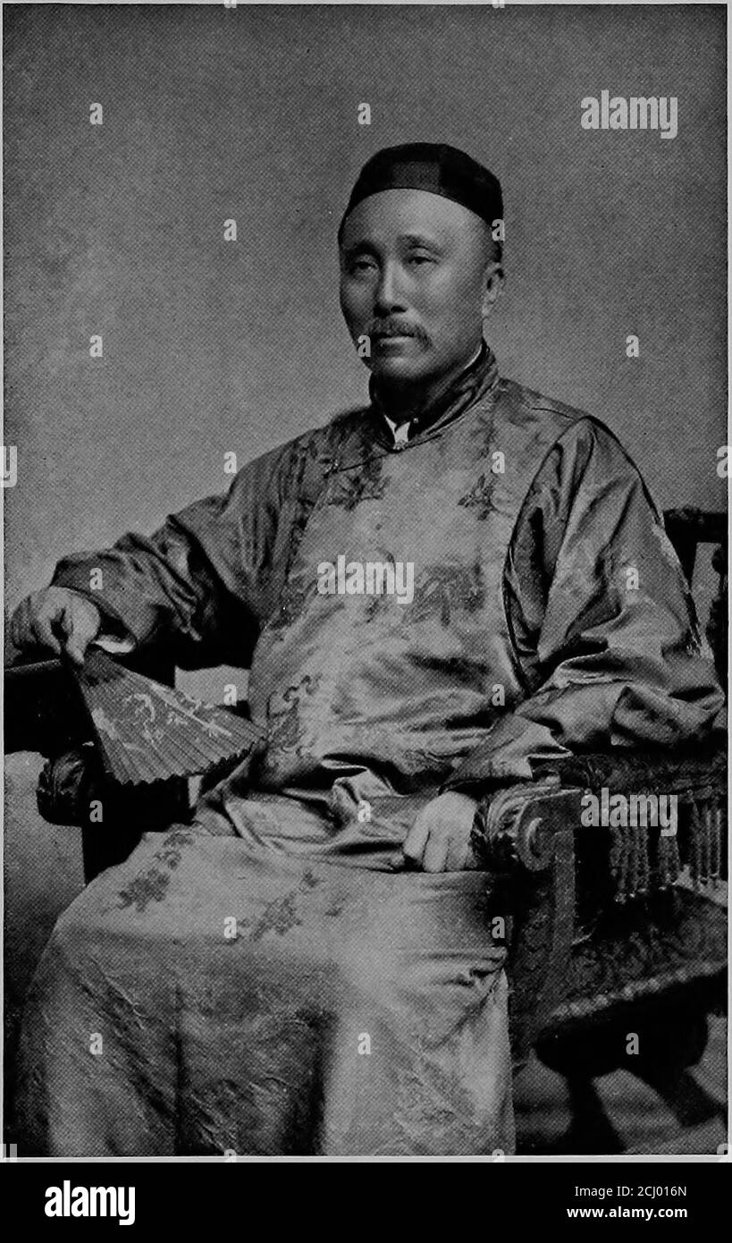 . Ancienne Chine et jeune Amérique . républiques — le drapeau l6 OLDCHINA n'est utilisé qu'à des occasions d'état.jusqu'à la chute de l'empire, subjectswere non autorisé à l'utiliser, andeven aujourd'hui un drapeau chinois cannotbe acheté. C'est en l'an 1900 que les représentants de onze difierentnations ont été assiégés à Pékin. J'ai été l'une des petites bancarhemed derrière ces murs et ces barricades. Presque toutes les heures des vingt-quatre nous avons été mis à feu de l'extérieur. Bravement, nous avons cherché et prié, et avons travaillé et foughtpendant ces jours éprouvant. Nous avons fait le cœur de Th Banque D'Images