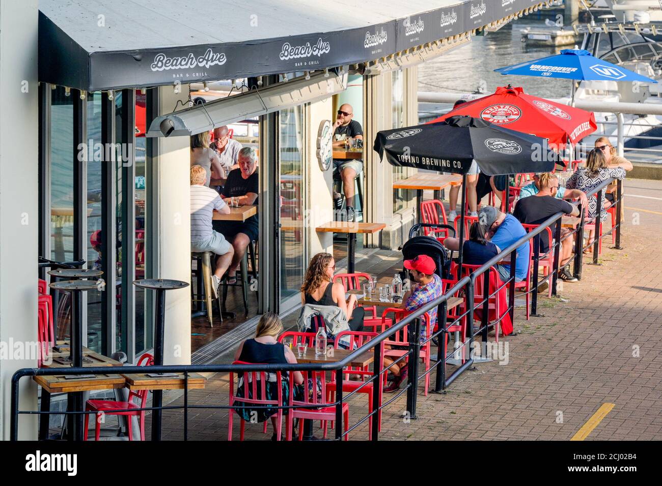 Beach Avenue Bar and Grill, Restaurant patio, False Creek Seawall, Vancouver, Colombie-Britannique, Canada Banque D'Images
