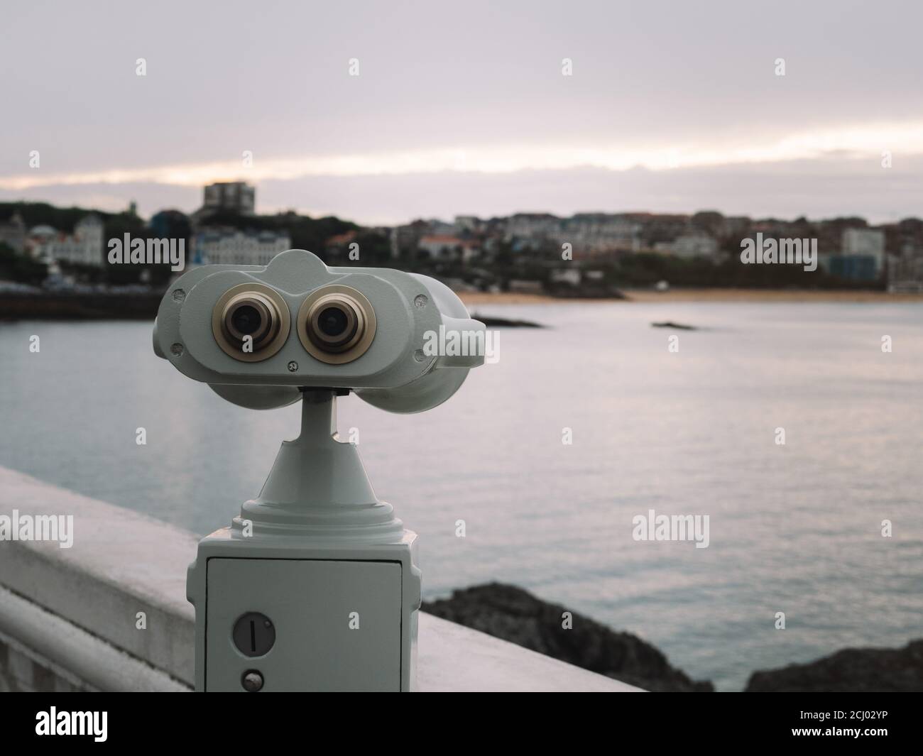 Jumelles à pièces donnant sur la ville de Santander (Cantabrie – Espagne) au coucher du soleil Banque D'Images