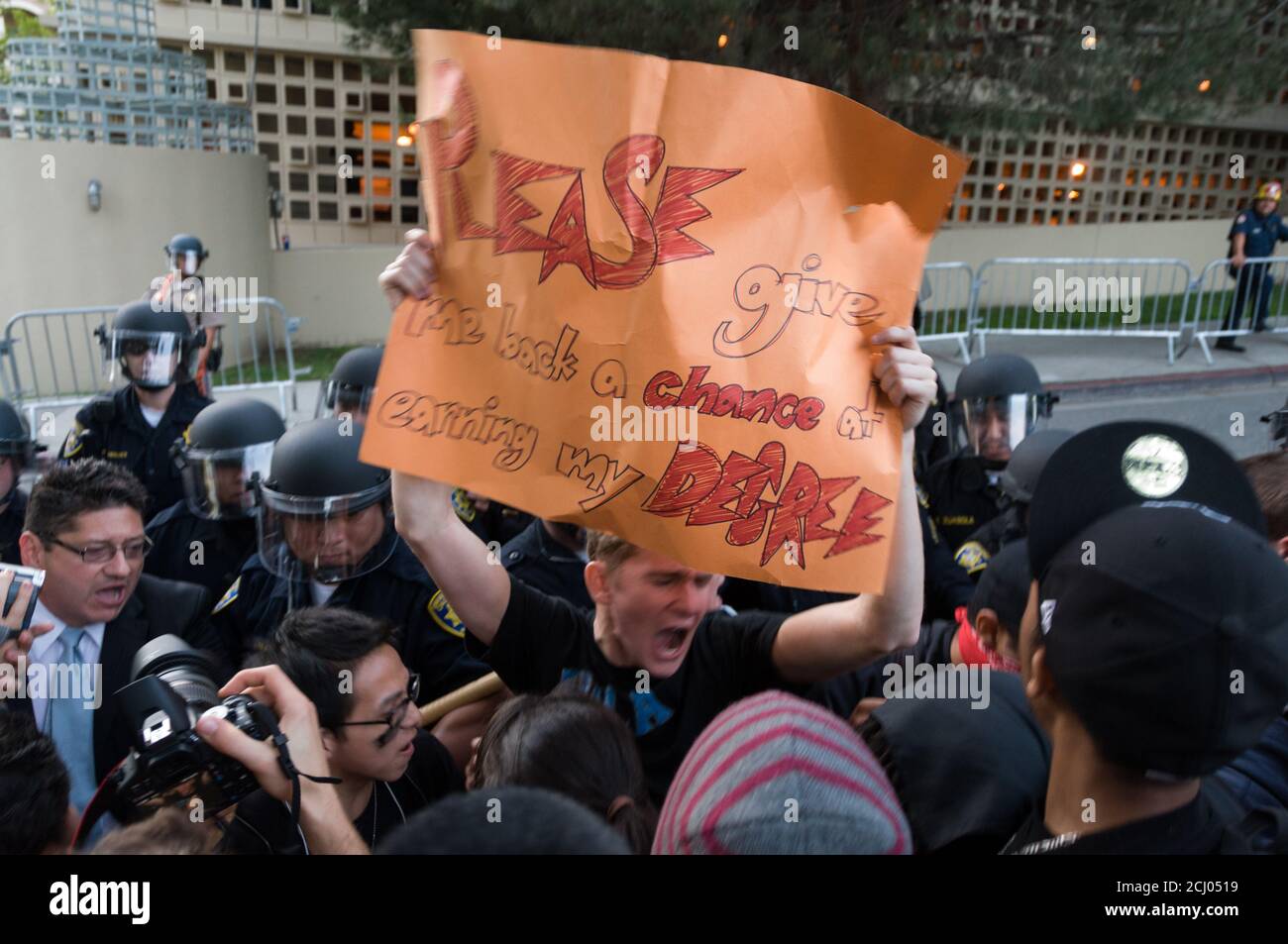 Los Angeles, Californie, États-Unis. 20 novembre 2009. Des étudiants et des policiers affrontent lors d'une manifestation contre une augmentation de 32 pour cent des frais de scolarité à l'Université de Californie à Los Angeles. Banque D'Images
